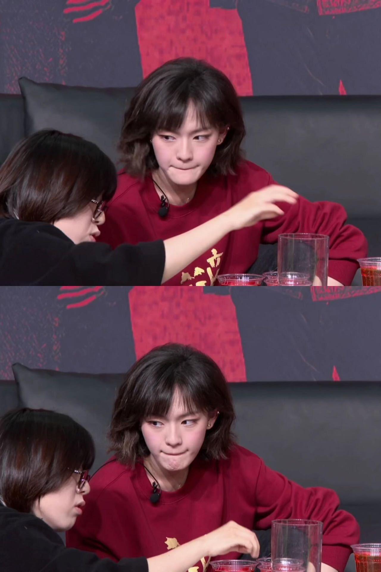 淡定围观胡歌变显眼包，回怼“告诉俺娘”，又酷又萌太圈粉～