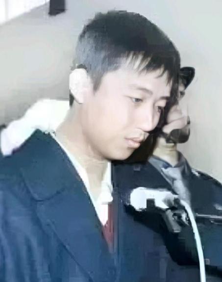 2001年的天津，19岁的李旭拿着抢劫来的五十万当天就买了价值两千多块的摩托罗拉