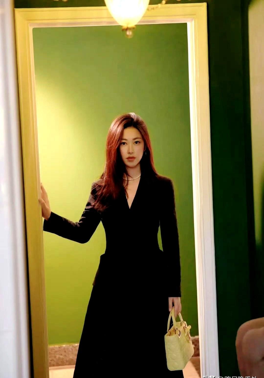 朱珠这张新合影，气质真的绝了！她刚晒出来的照片，迪奥总监的手就搭在腰上，两人