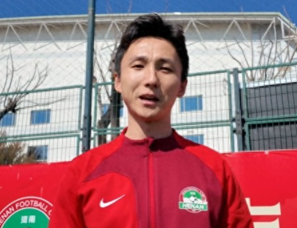 退役的河南队旧将尹鸿博接受了河南商报的采访，谈到了青训相关的话题。提问：现在的
