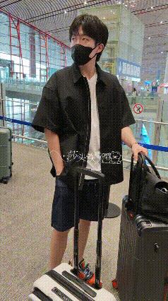 国乒今早出发横滨，七号比赛，今天才出发，感觉是比以往晚了一点。王楚钦的黑眼袋好