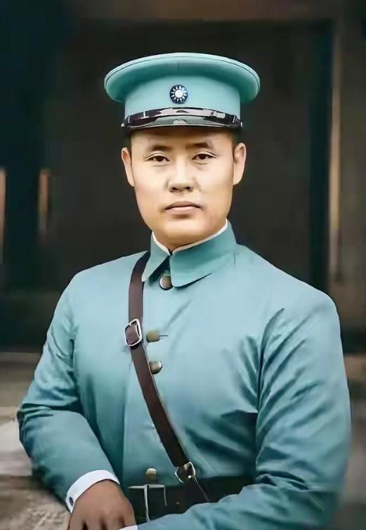 1949年，蒋介石因傅作义促成北平和平解放，密令毛人凤暗杀傅作义。毛人凤派出女特