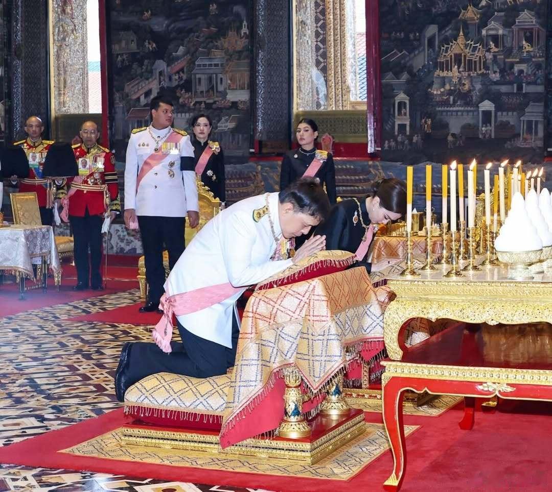 泰国王室🇹🇭7月30日，哇集拉隆功国王在苏提达王后、思蕊梵娜瓦瑞公主、提帮