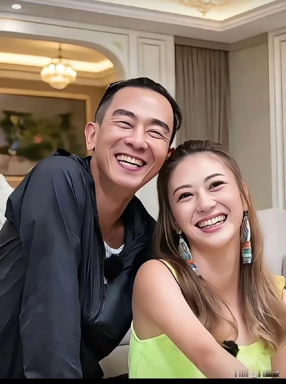 张柏芝与陈小春曾有过一段交集，各自在情感路上探索。时光流转，他们在经历中沉淀，活