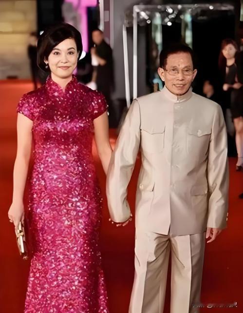 2001年某晚，香港知名武术指导刘家良因思念妻子，决定偷偷回家给她一个惊喜，没想