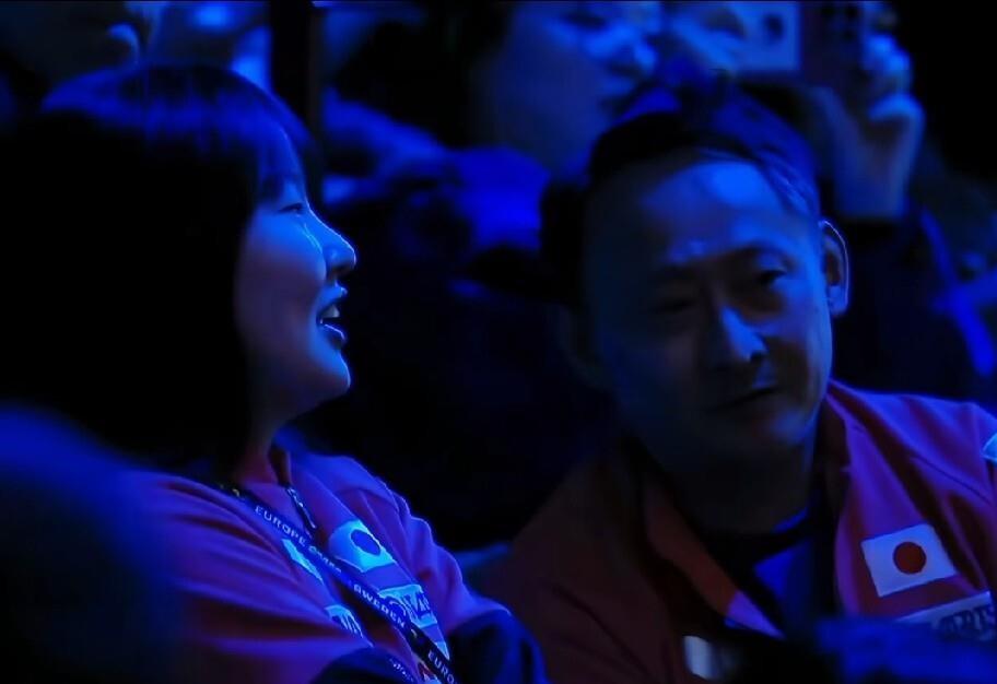 张本智和男单决赛激战正酣，场边却有道最暖心的风景！刚结束比赛的妹妹张本美和，长