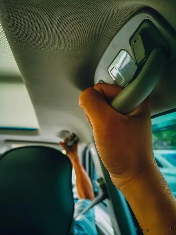 不管是特斯拉还是别的电车，最怕的就是12V低压蓄电池突然“罢工”。这时...