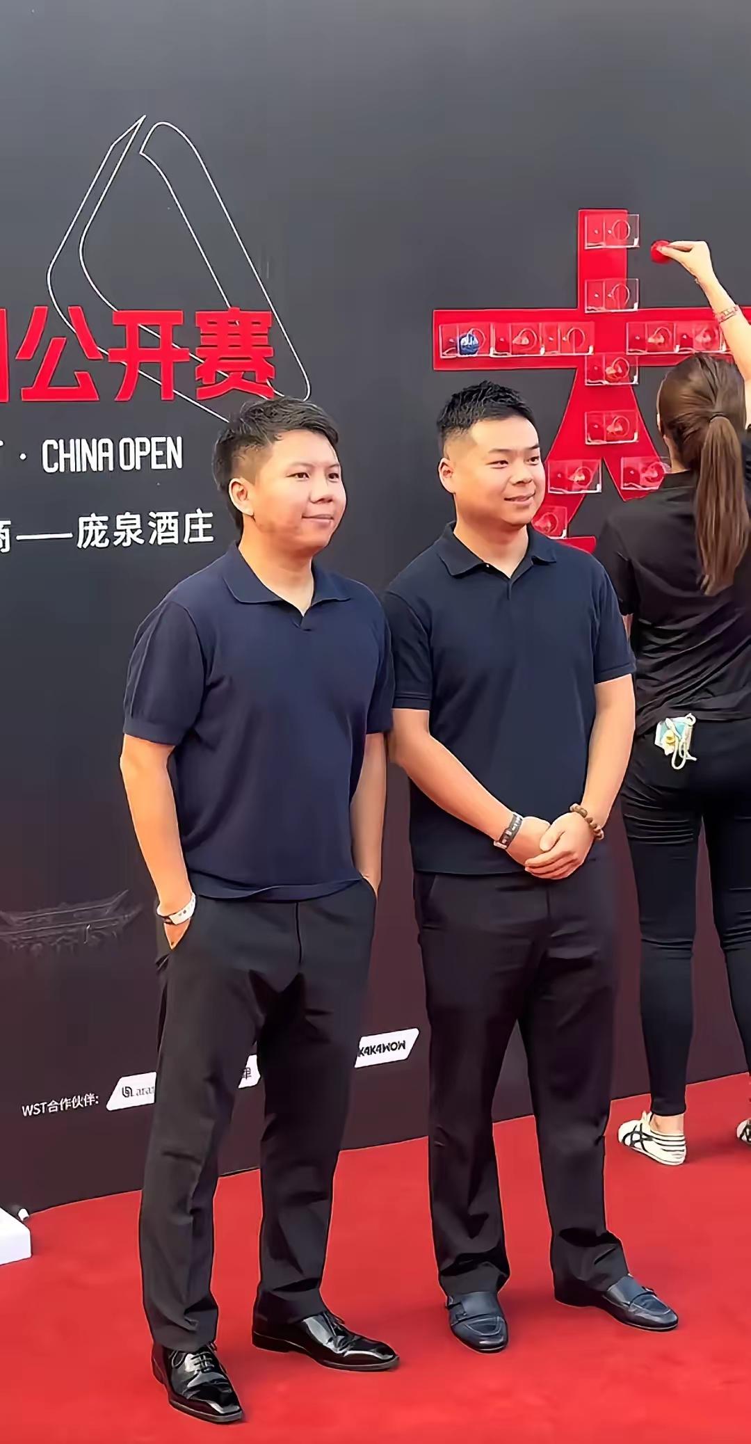 丁学院大闹英格兰在过去的三个赛季，丁学院的三位学员张安达、吴宜泽、周跃龙三进英