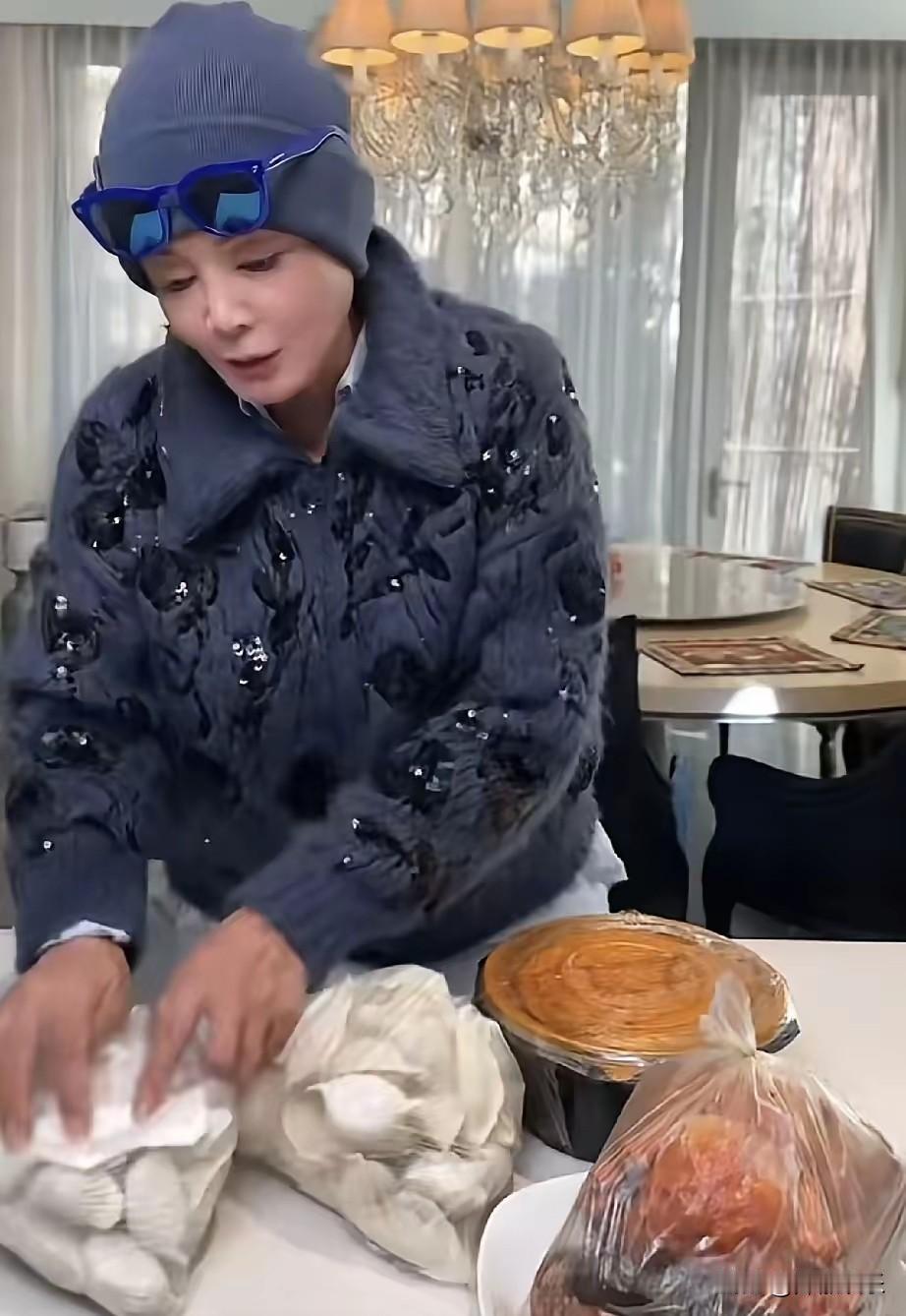 张兰这下有地方去了，她亲手包饺子带着好吃的到汪小菲和马筱梅的新房子去，和儿子儿媳