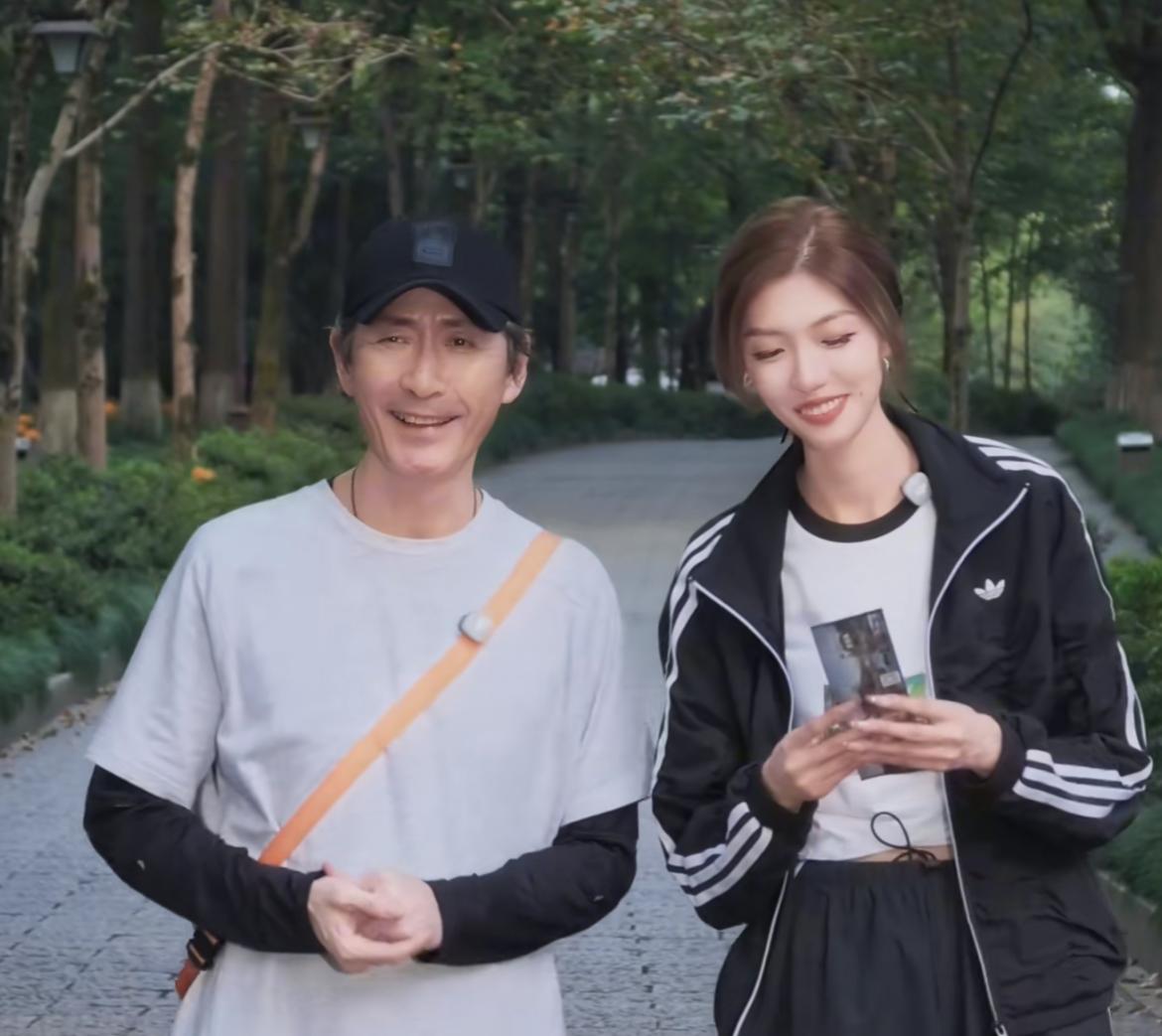 “燕双鹰”张子健女儿居然那么漂亮！父女首次同框现身短视频，身高最少有180公分
