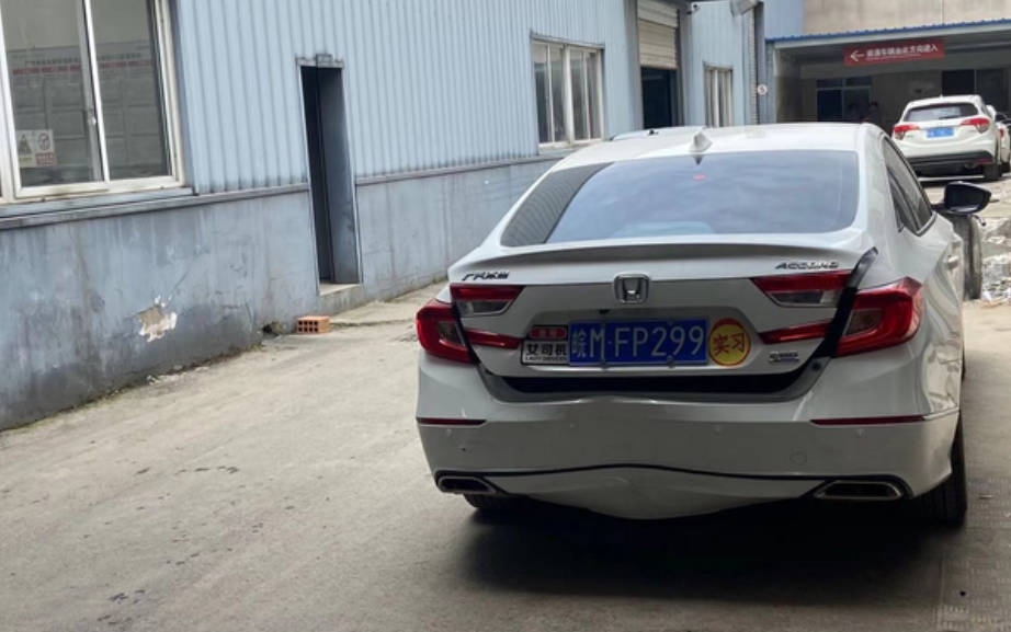 雅阁被五菱追尾了前天高速被五菱追尾，后面防撞钢梁都已经弯曲，关键人家五菱好好的