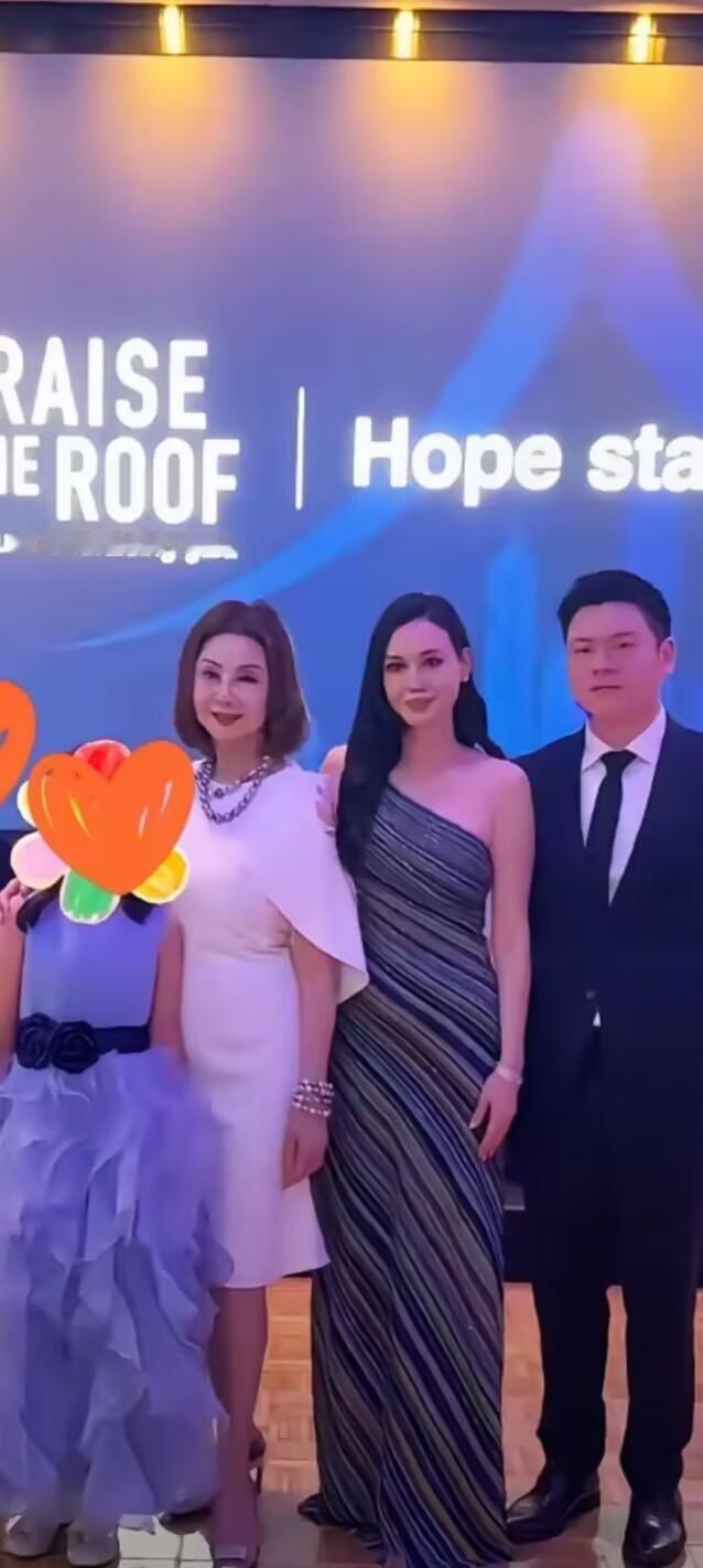 林恬儿9月以仁人家园慈善晚宴主席的身份出席了大型慈善晚宴，她和母亲谢玲玲还有弟弟