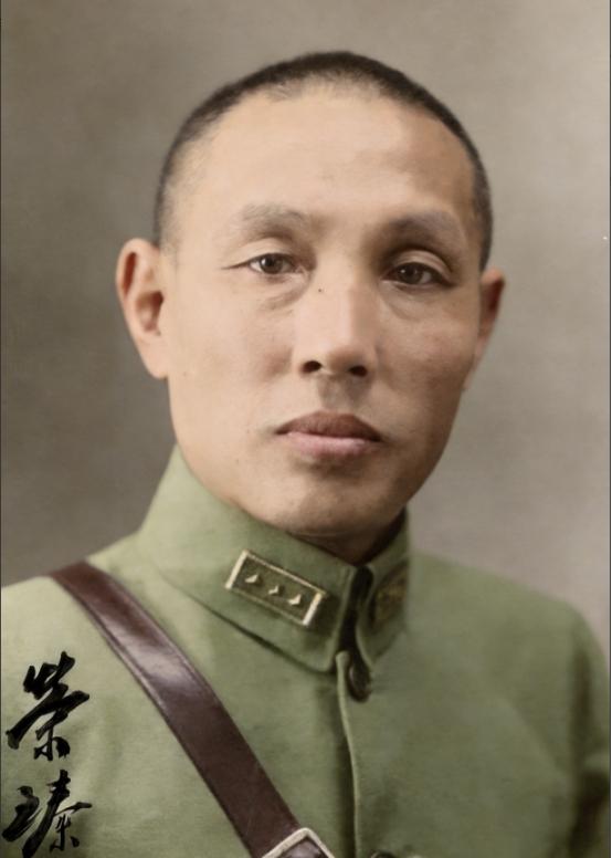 这名身穿军装的军人曾是张少帅的副官，后成为东北军中一人之下万人之上的人物。可是，