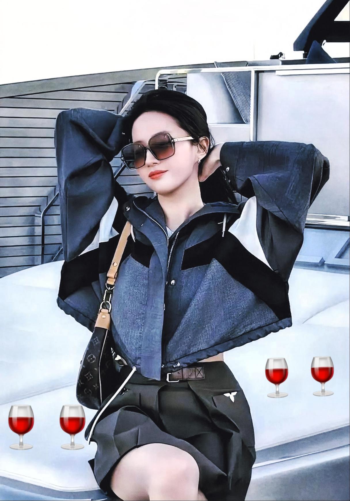 今年最舍不得删的照片两张，你知道照片上的她们，分别是谁吗？[捂脸哭]