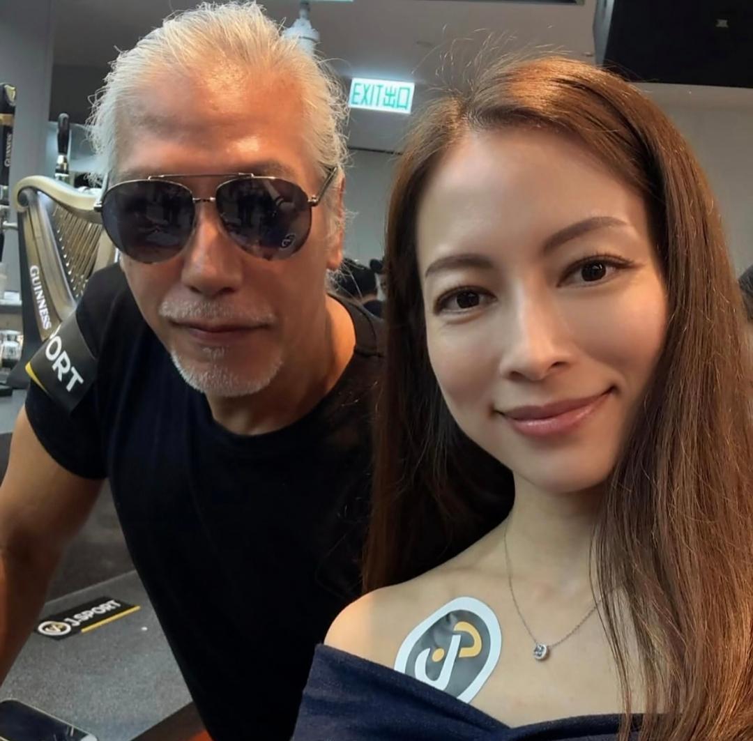 62岁张耀扬和朋友在酒吧喝酒，他的头发和胡须全白了，面容苍老，但身材练得超好，肌