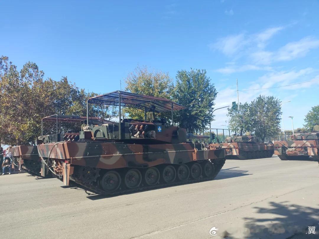 希腊阅兵式上的豹2A4加棚烽火问鼎计划​​​