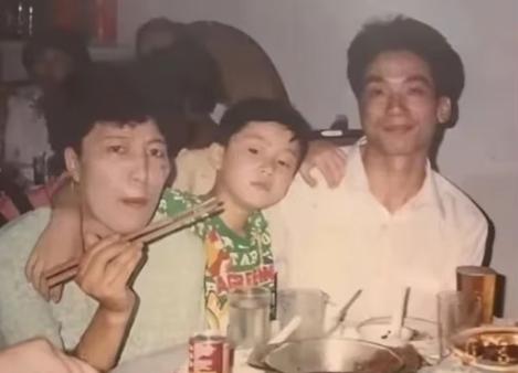 乔任梁与父母从小到大的合影都好帅气，五官都是挑着父母的优点长的，很精致，与父母合