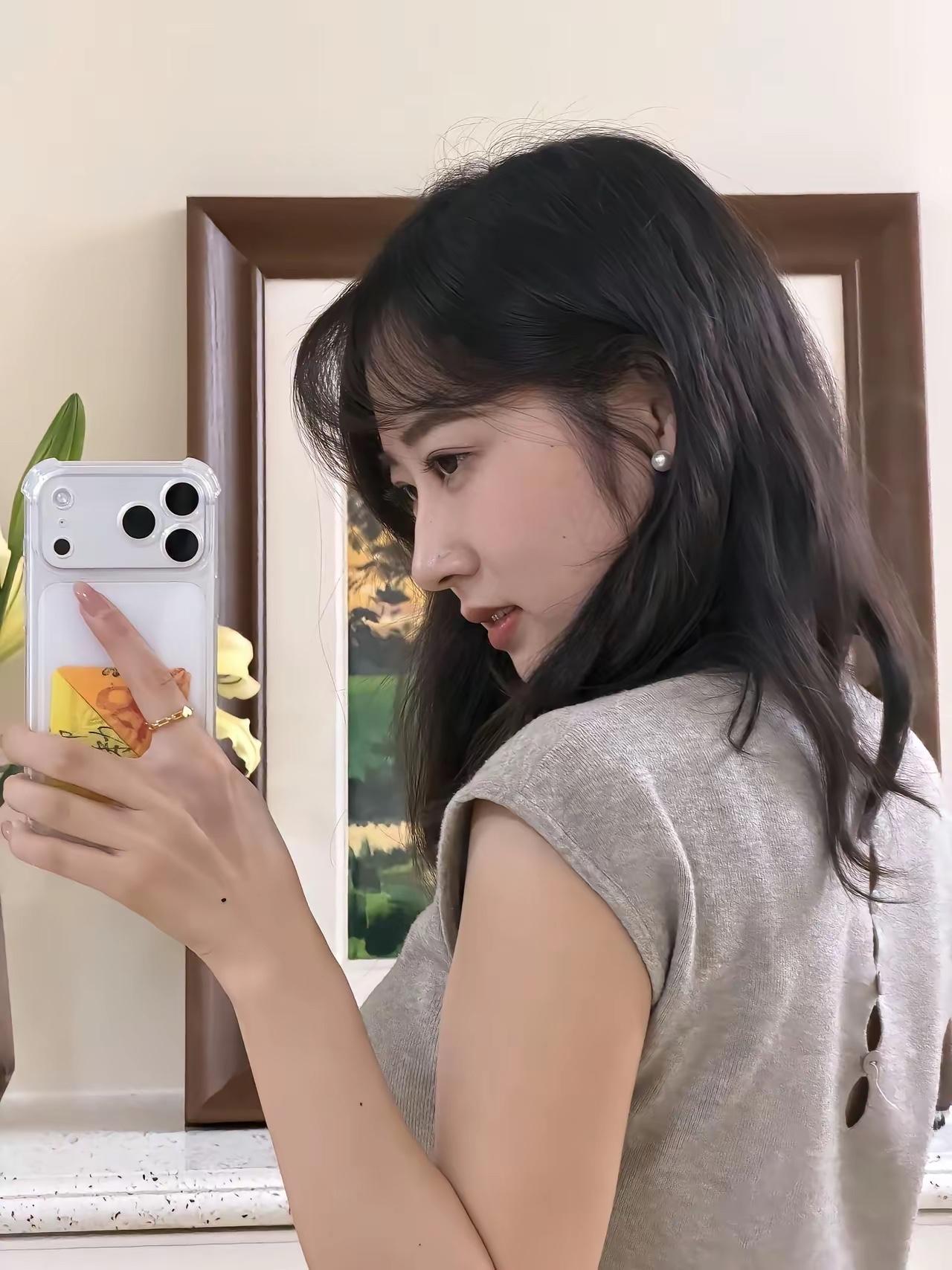 回老家遇见年近40岁的邻居大嫂，多年未见容颜依然美丽，刚结婚就在村里很有名，因为