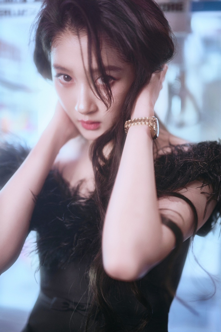 娱乐关晓彤春楠化妆关晓彤羽毛礼服裙好美的晓彤