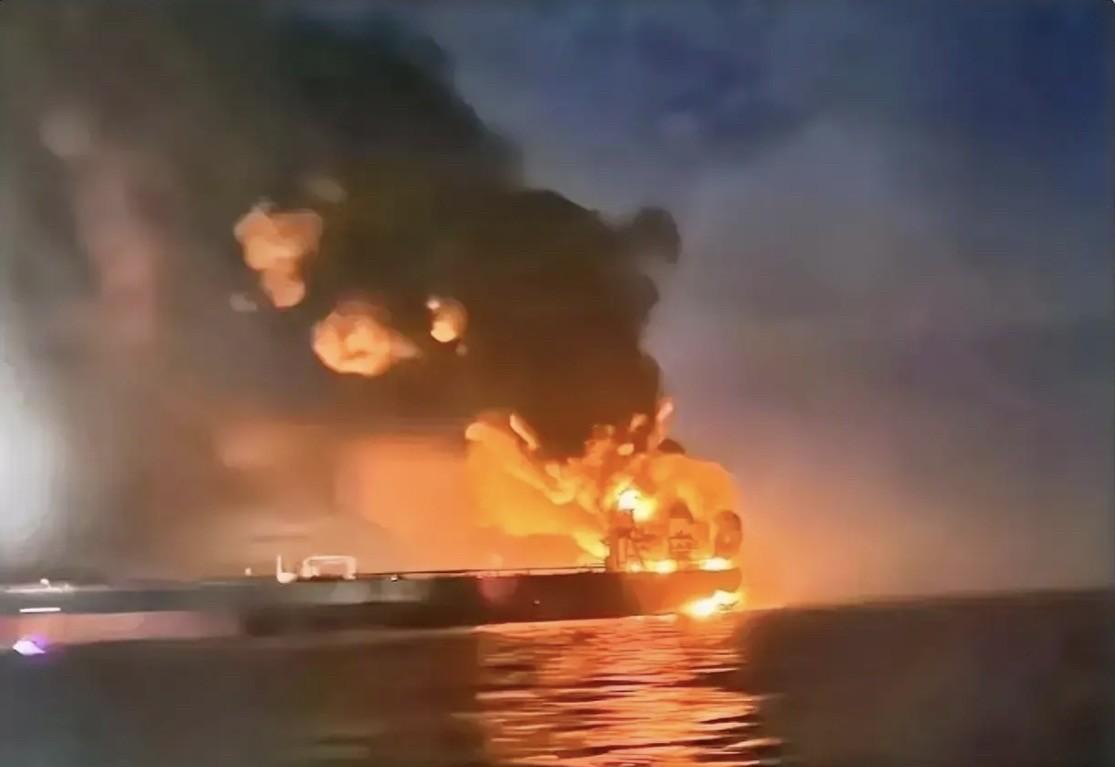 太炸裂了！全世界都不敢相信，土耳其的油轮竟然被袭击了，但奇怪的是地点并不在霍