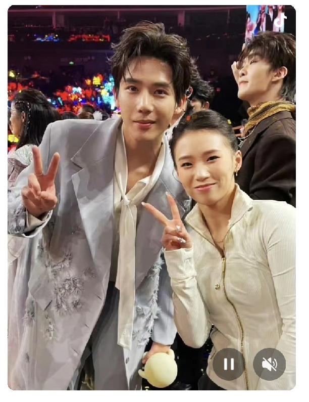 陈芋汐最近还蛮常亮相的：发出去旅行的照片拍杂志大片接受央视退休老人水均益采