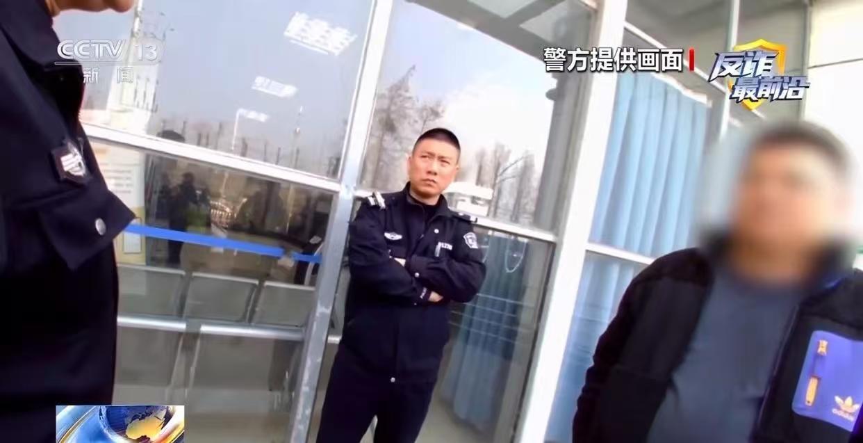 上海浦东的瞿女士最近经历了一场堪比警匪片的闹剧。先是在非法理财软件上痛失10余万