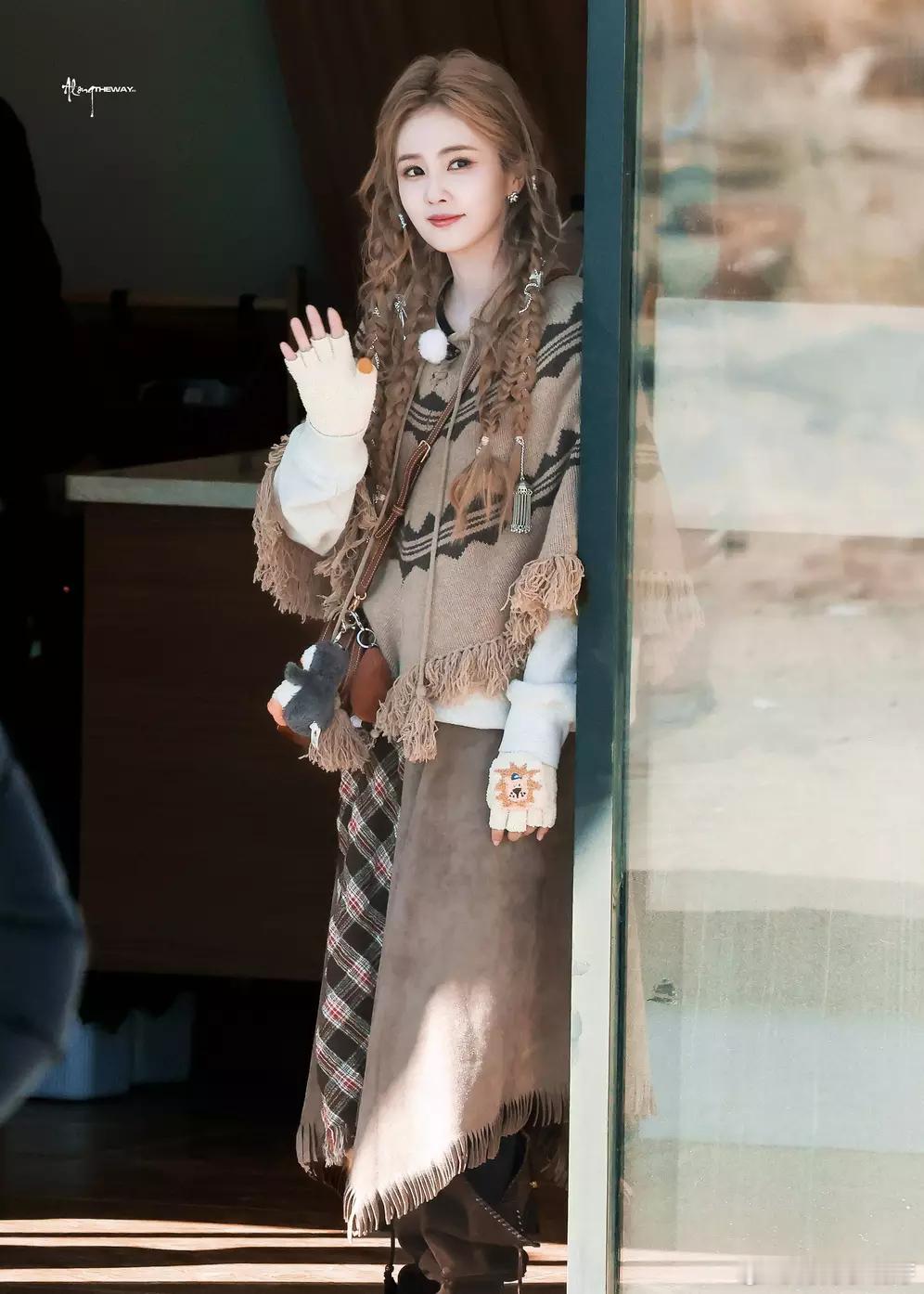 白鹿梳麻花辫妆容甜美穿流苏裙化身异域公主