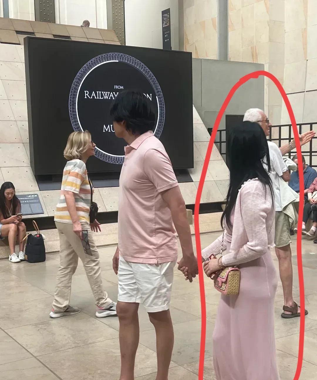 57岁的伊能静给所有女生提了一个醒就算你身材保养的再好，也不要穿这种紧身连衣