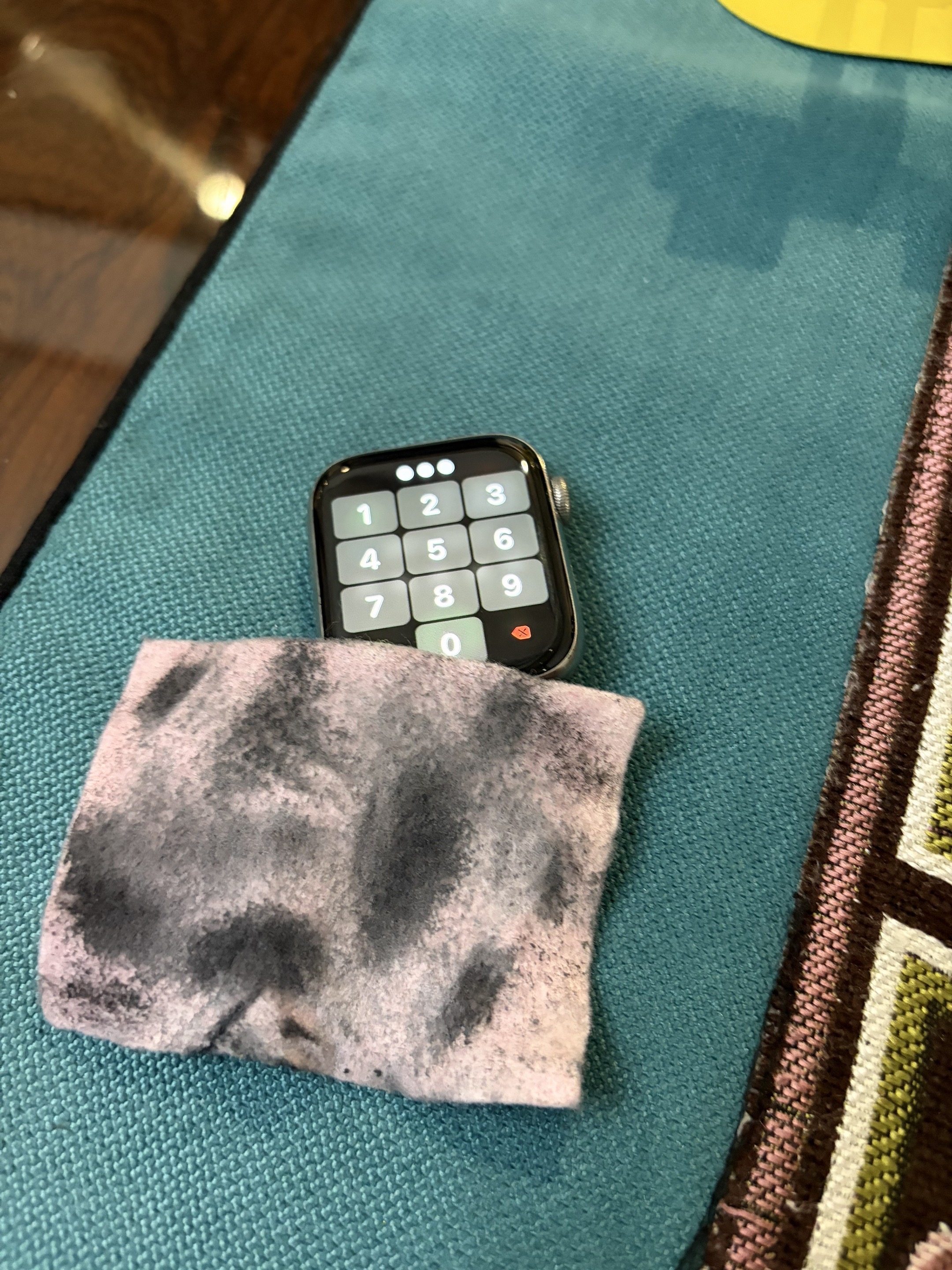 AppleWatch买银色不锈钢唯一的好处就是用了很多年以后抛一下光立马变成新的applewatch