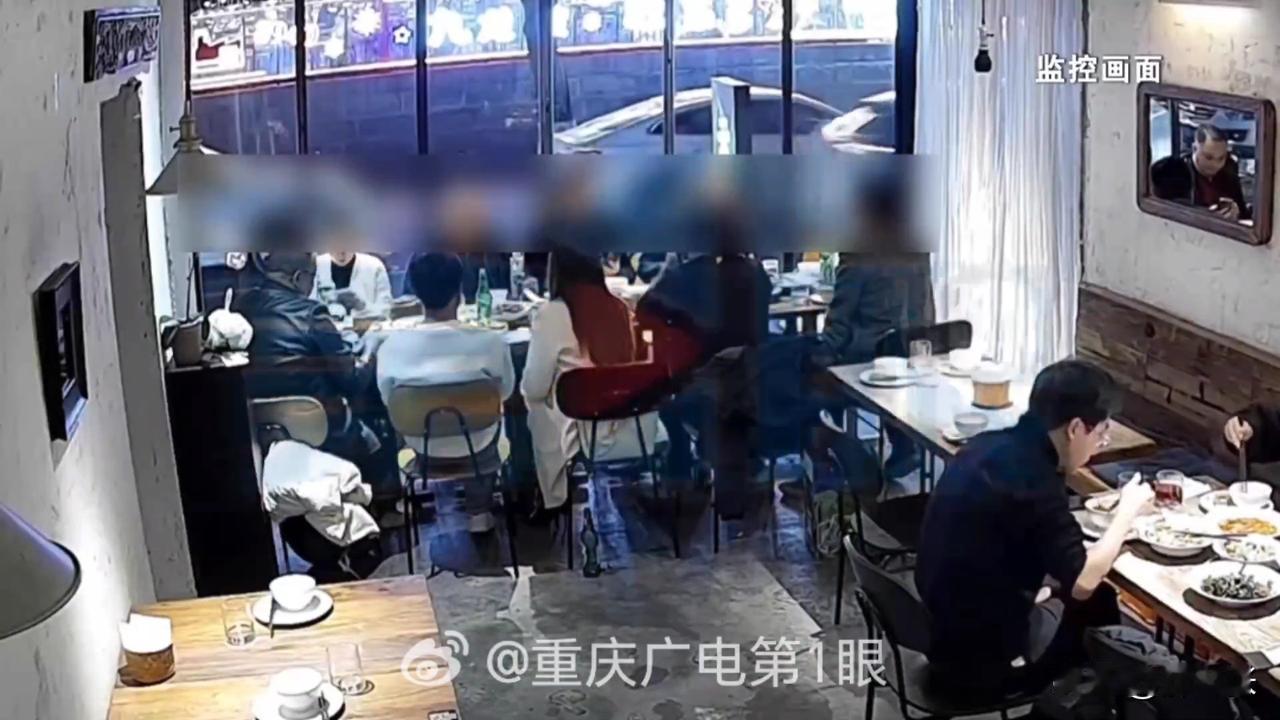 朋友组10人饭局不买单，只留一男子却无力买单！这样的的朋友还能处不？近日，重