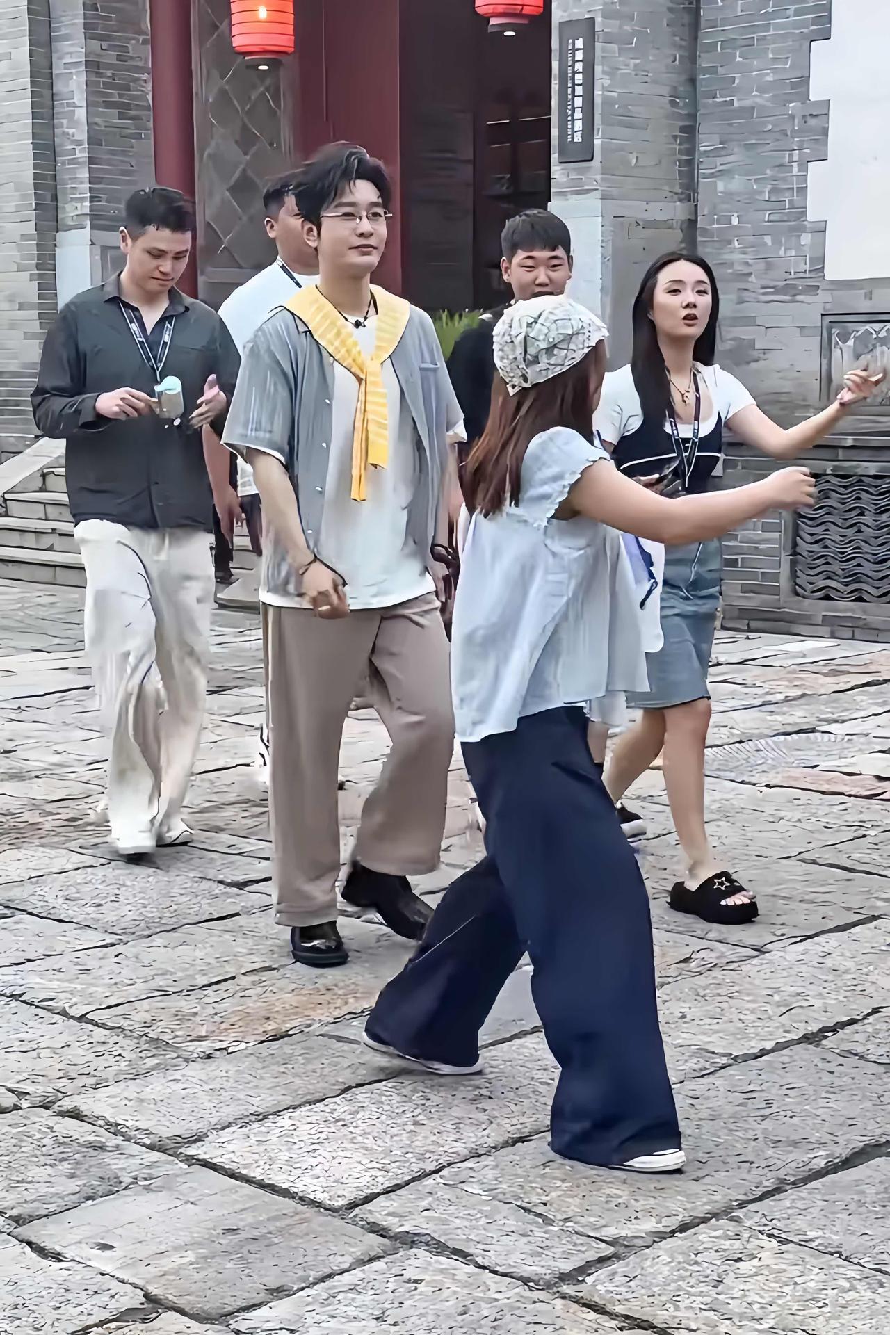 近日，黄晓明现身古北水镇，他戴着透明眼镜，斯斯文文的，好帅啊。黄晓明近段时间