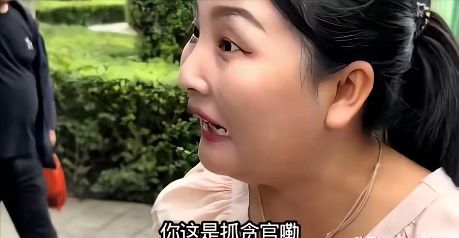 笑死！济南千佛山相亲大会，一大龄女子介绍自己说自己年薪10万左右，想找个体制内的
