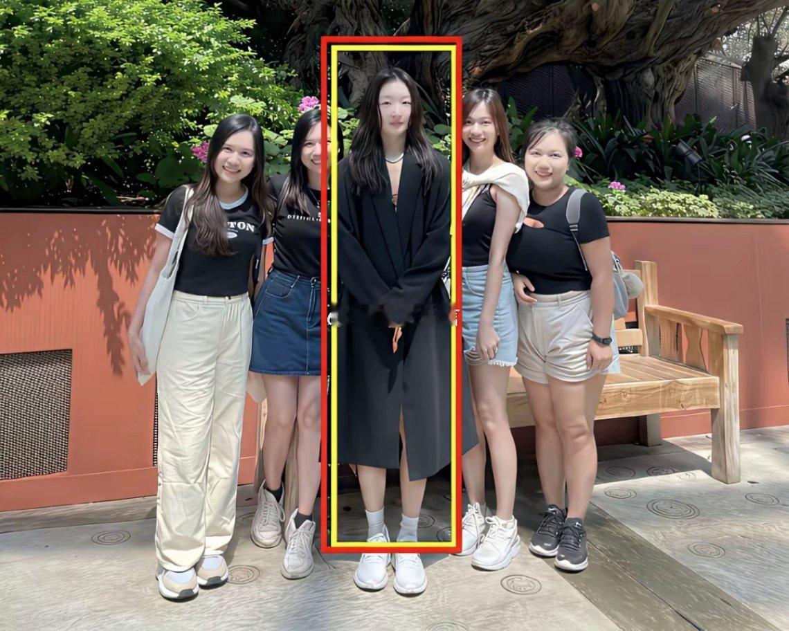 能做女明星说明底子不错，她美的很突出！