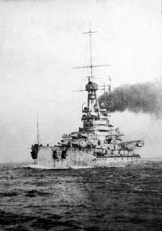 很多人疑惑：带被帽的硬化穿甲弹出现更早，可倾斜装甲战列舰却很晚才普及？答案核心