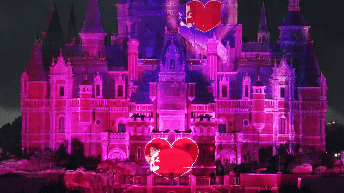 上迪10岁生日庆典logo细节拉满旅行这么多年，不得不说今晚被上海迪士尼的10岁