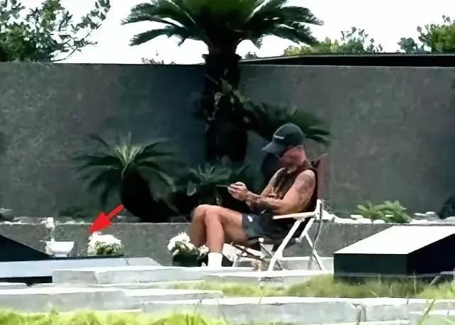 已经有多名网友拍到具俊烨了。他真的在陪妻子大S啊。黑黑的、瘦瘦的，小老头。打