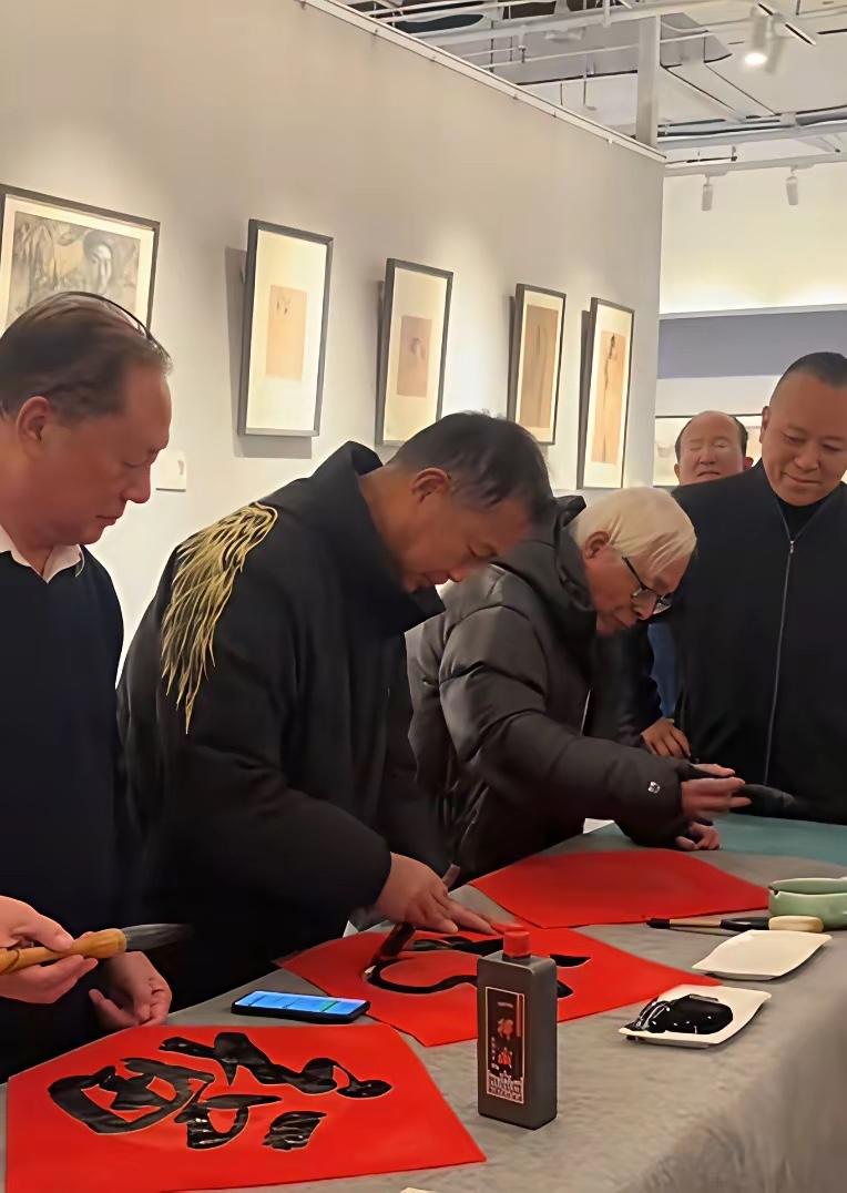 流浪大师沈巍参加高端局，里面都是书画界大佬！而一介布衣的沈巍表现的不卑不亢，发表