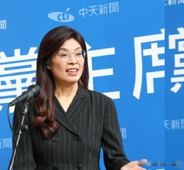 郑丽文说，她现在好像不是在和几位候选人竞争，好像在和“党中央”选举。这句话