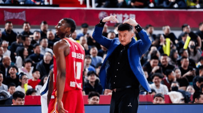 媒体人: 本场球强度拉满, 缠迪亚洛的陈家政三度被放翻倒地