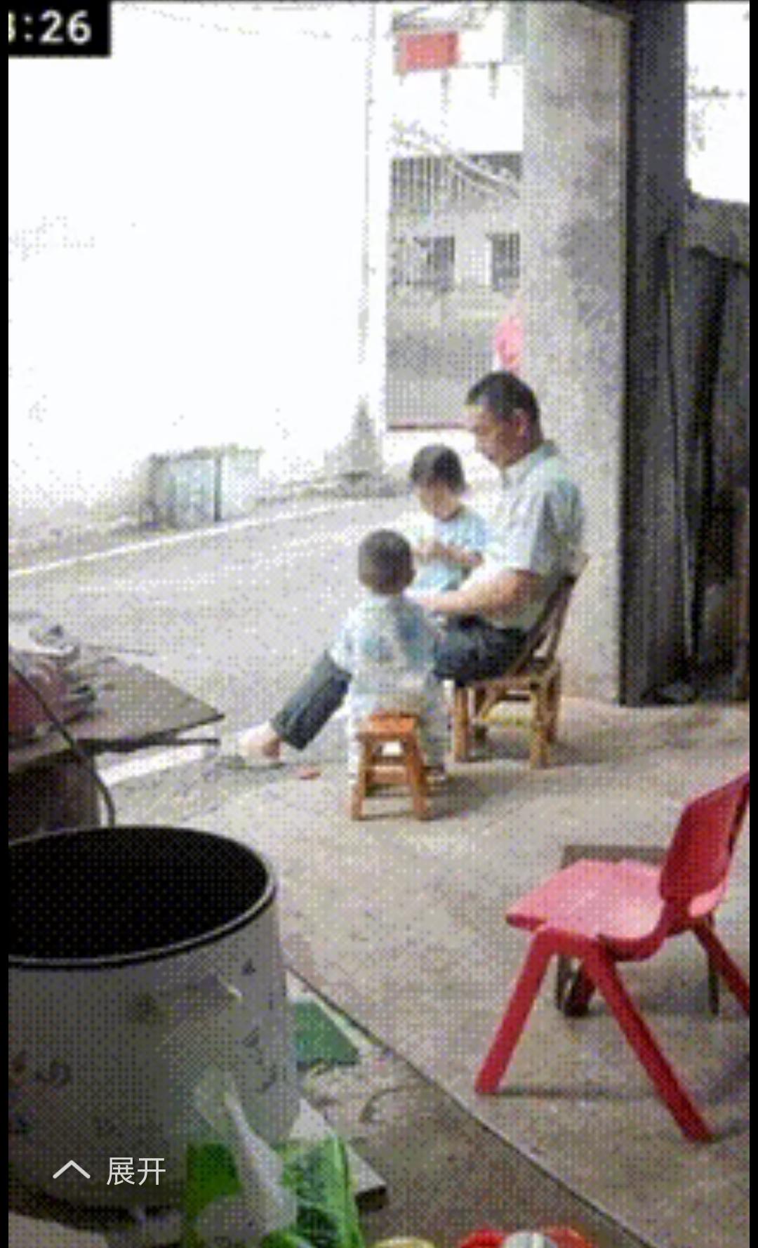 三天前，江西上饶一段家庭监控视频被孩子妈妈发出来。画面里，爷爷带着宝宝和姐姐在门