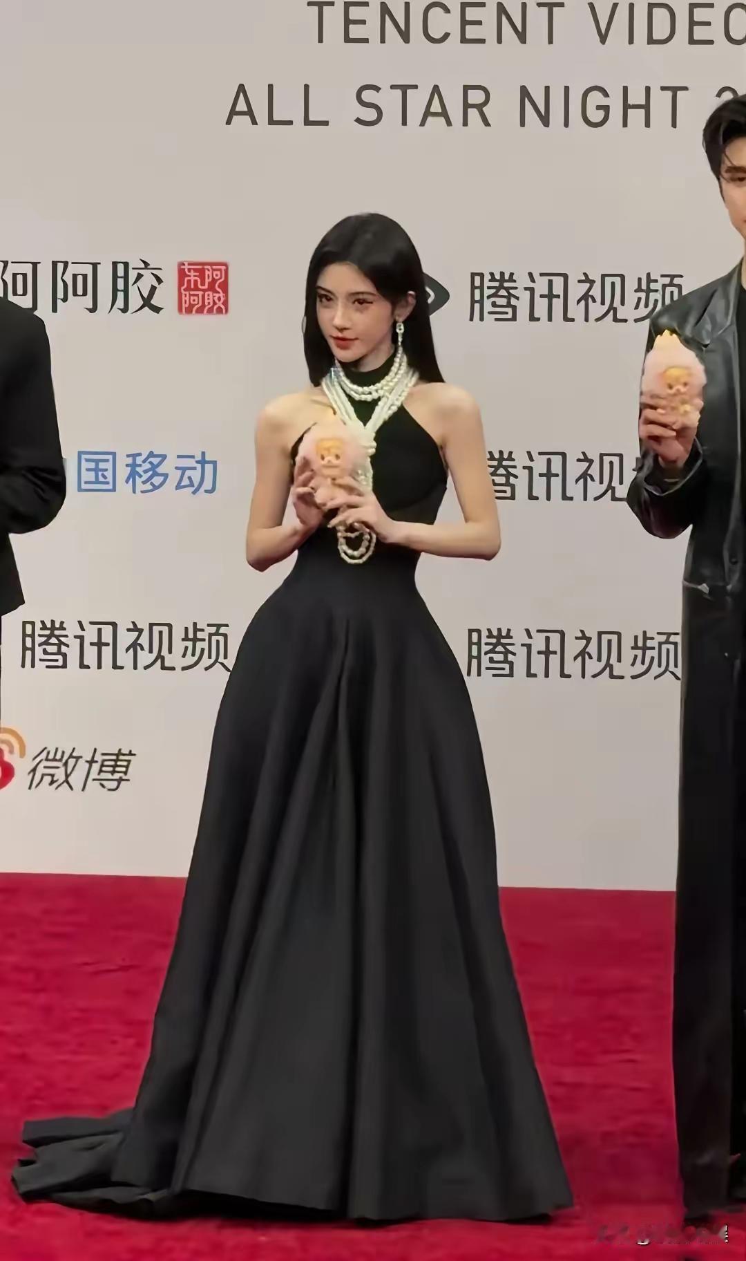 “四千年一遇的美女”鞠婧祎，又“惊艳”众人了。鞠婧祎身着一条黑色挂脖露肩晚礼服