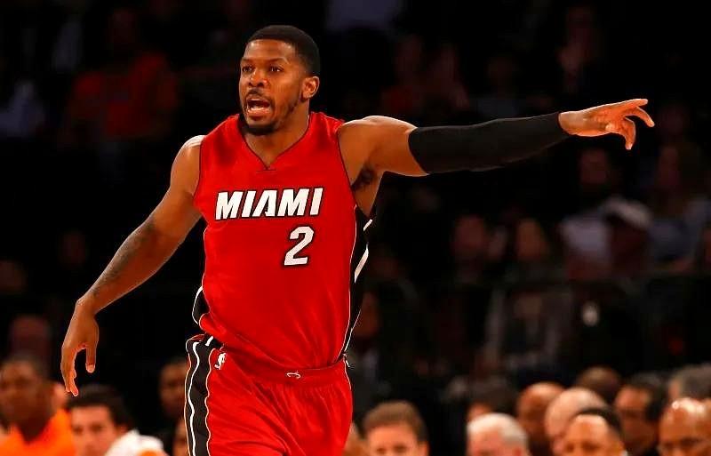 听乔·约翰逊说他在热火累得从没去过夜店，我心里咯噔一下。他聊起莫兰特，那个我们