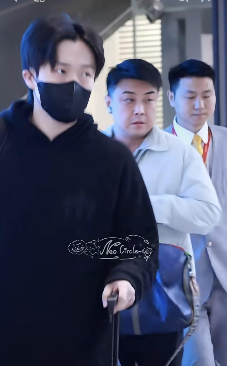 这次国乒一大早就从海口出发了。天还没亮，队员们顶着带点劲儿的海风往机场赶。 