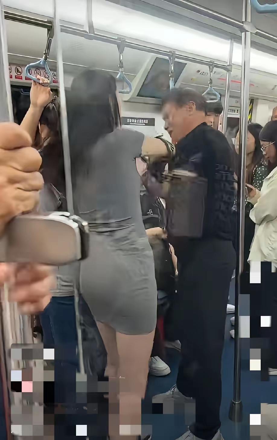 有时候真的想不通，这大叔想看美女大可以网上去搜索查看，各种图片视频，应有尽有，偏