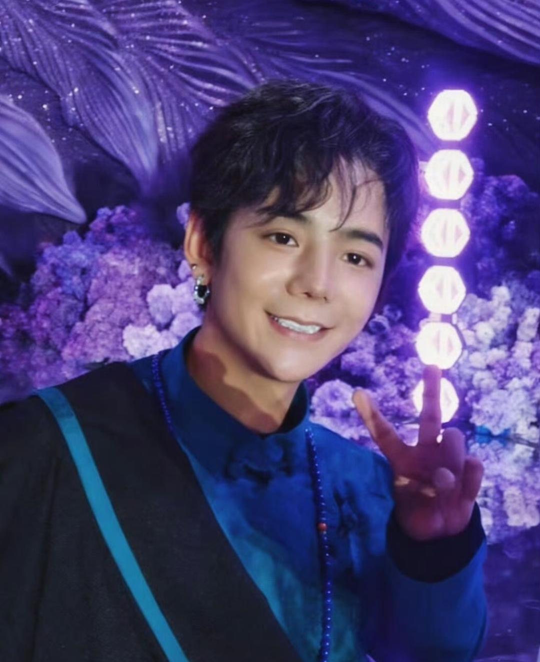 丁真好大的面子啊。黄子韬结婚，丁真居然坐在了1号主桌。跟黄子韬、徐艺洋一起。