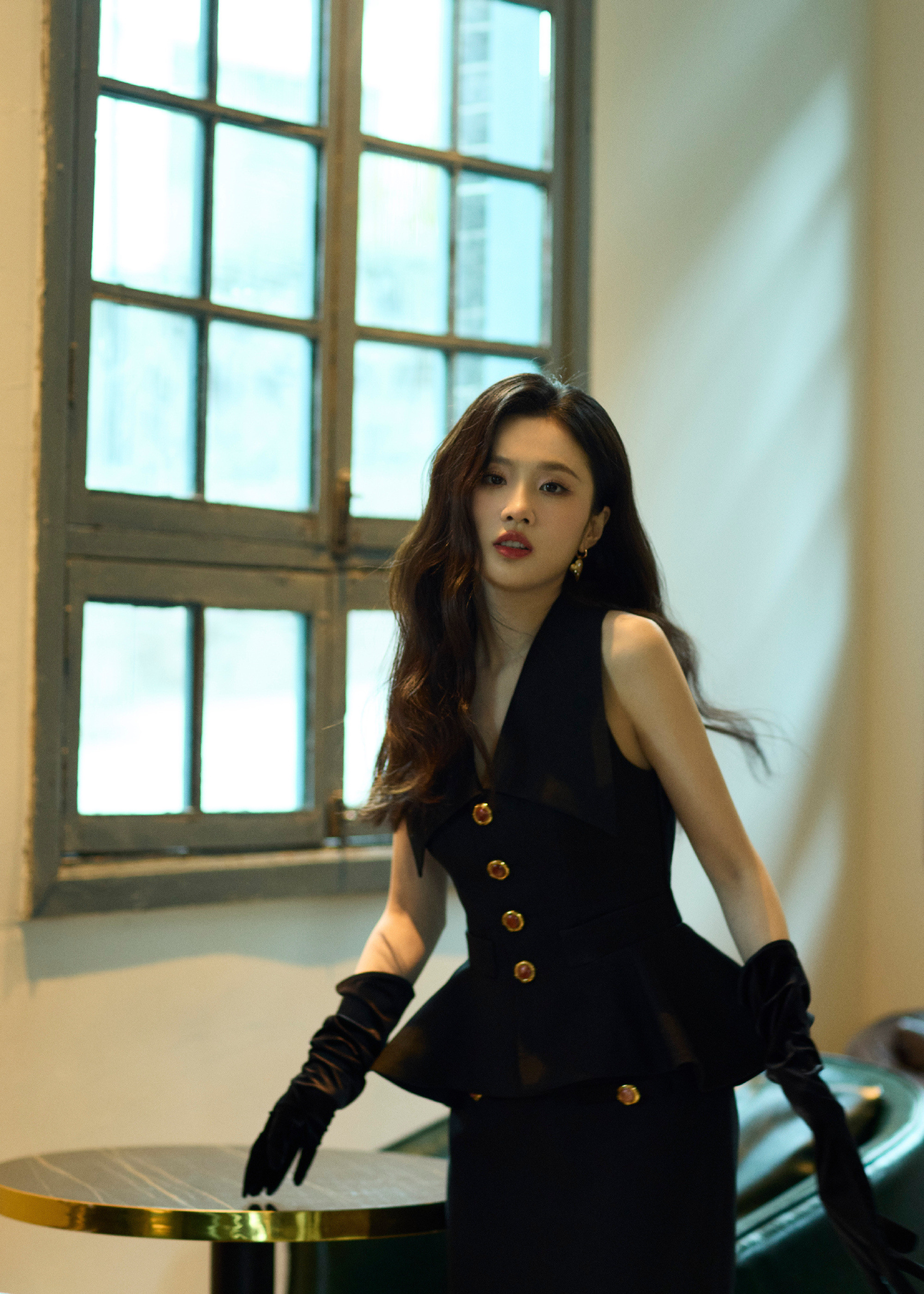 张慧雯，红唇黑裙，文艺感满满的电影大女主。张慧雯