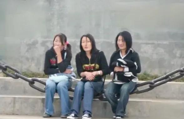 蒙古国乌兰巴托街头有三位美女。她们的穿着像是商量好了一般，清一色的黑上衣，清一色