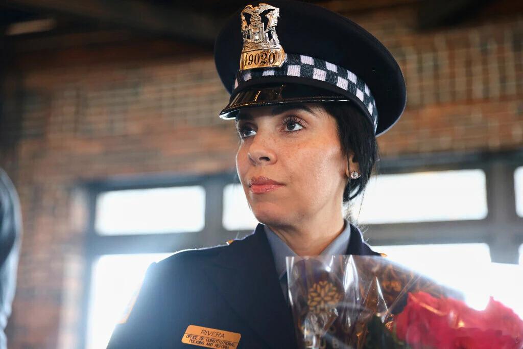 （美联社）——官员称，一名芝加哥警察在追捕一名嫌疑人进入一间公寓时，遇到另一名持