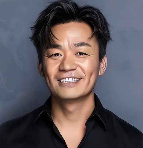 王宝强开着300万的大奔回村过年，看到村口的牌坊上写着“王宝强家乡”，王宝强很不