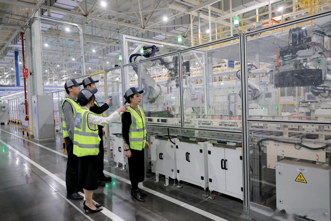 交付做秀看得多，但这次岚图把“后厨”全开放，靠谱！岚图泰山交付也就一周，首批岚